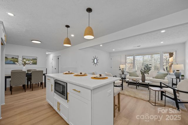 23 Coronet Lane, Hendersonville, NC 28792