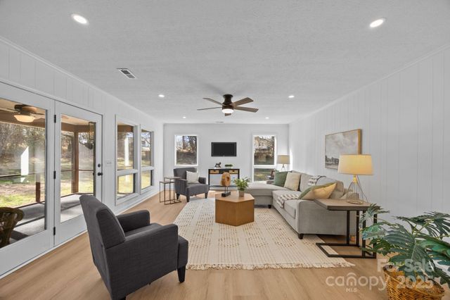 23 Coronet Lane, Hendersonville, NC 28792