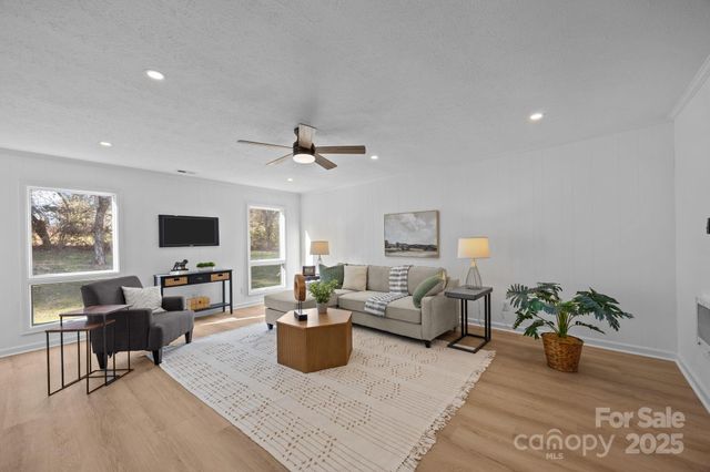 23 Coronet Lane, Hendersonville, NC 28792