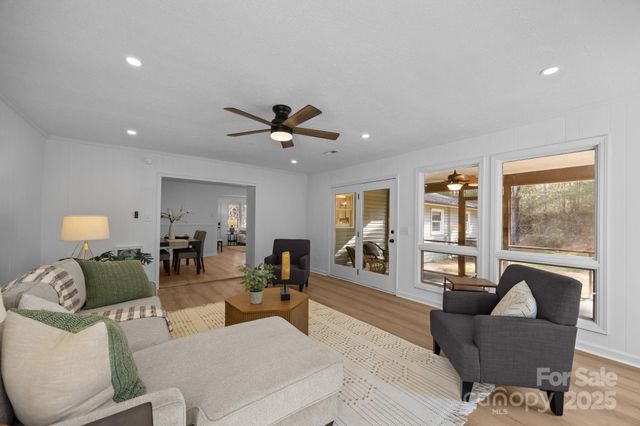 23 Coronet Lane, Hendersonville, NC 28792