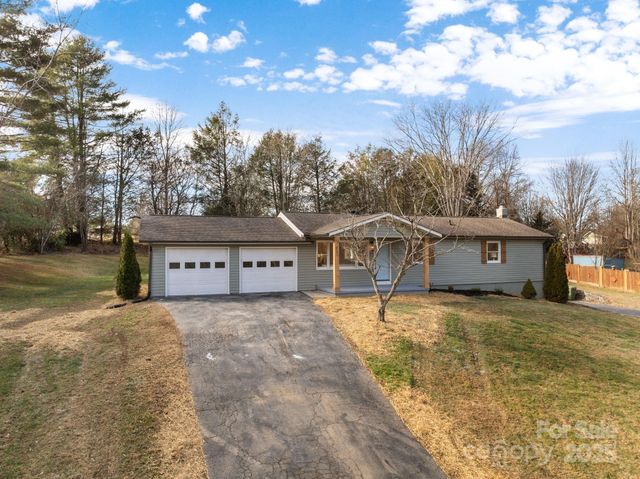 23 Coronet Lane, Hendersonville, NC 28792