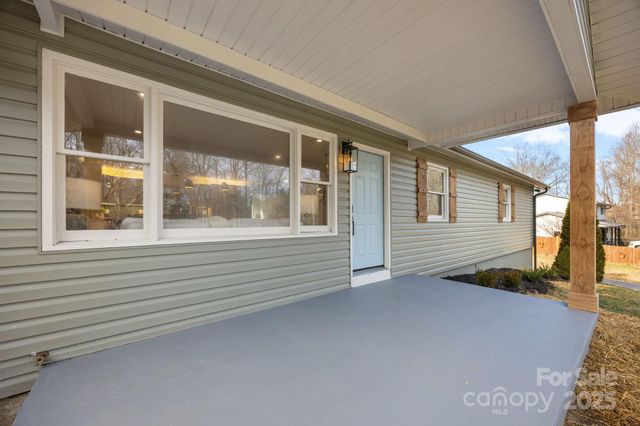 23 Coronet Lane, Hendersonville, NC 28792