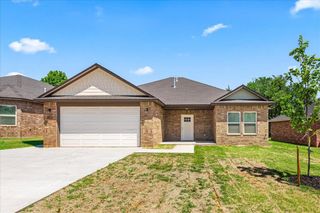 209 E Abbott Lane, Mustang, OK 73064