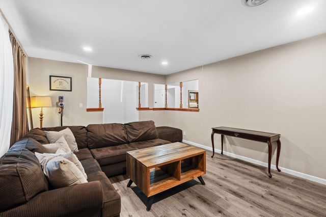 6958 Riverside Drive, Redding, CA 96001