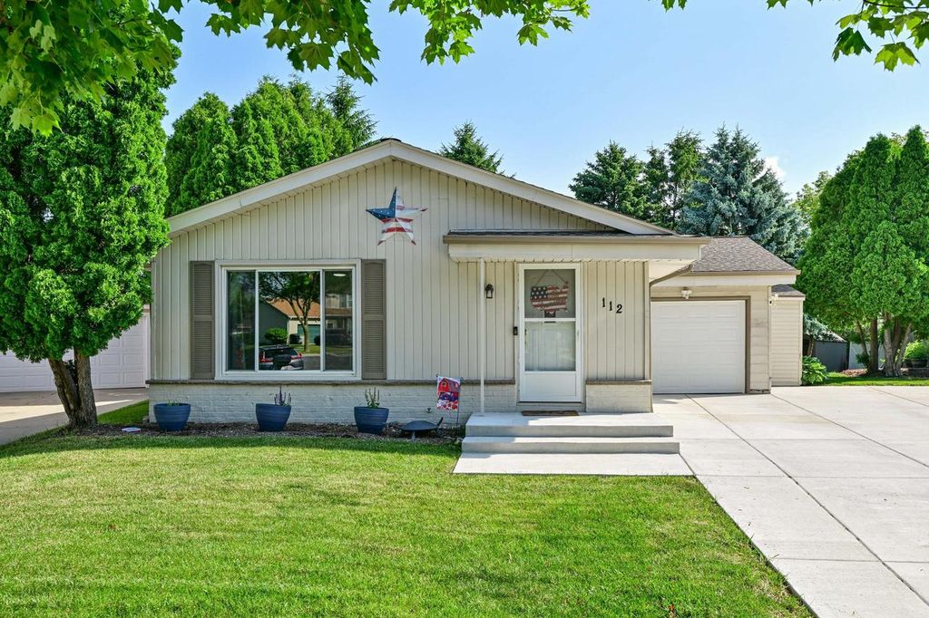 112 W Goldleaf AVENUE, Milwaukee, WI 53207