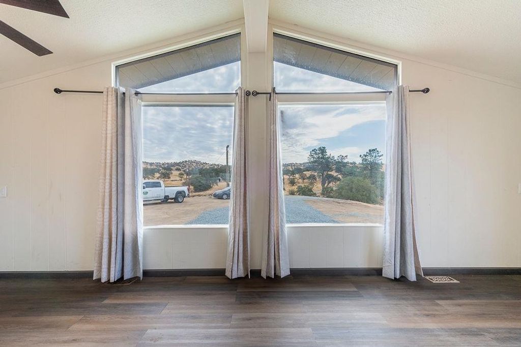 Image 4 of property listing at 27062 Road 400, Madera, CA 93636