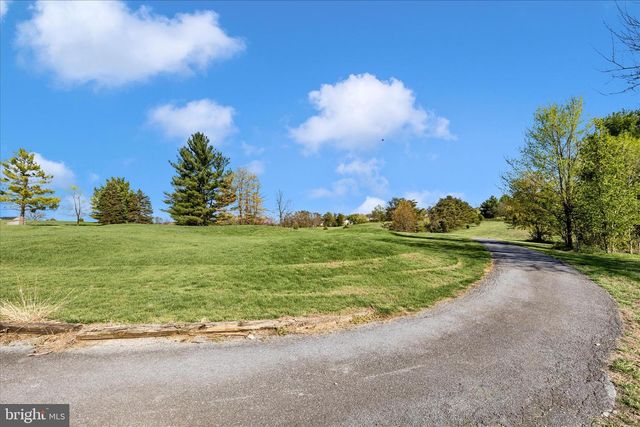 18 ZAHARIAS DR, Martinsburg, WV 25405