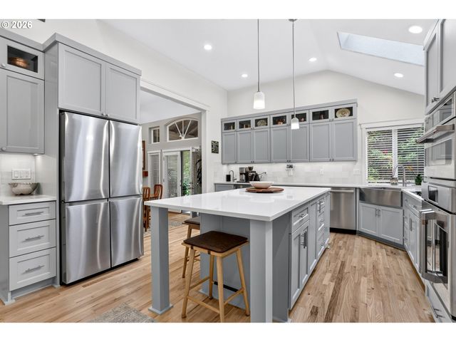 14567 Sw WOODHUE St, Tigard, OR 97224