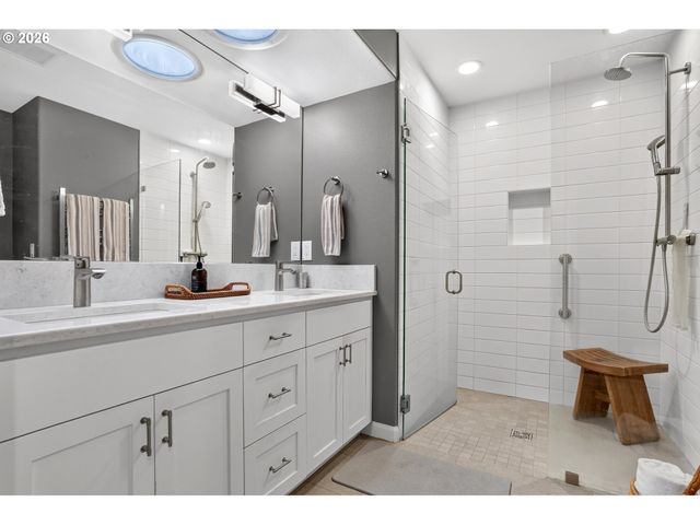 14567 Sw WOODHUE St, Tigard, OR 97224