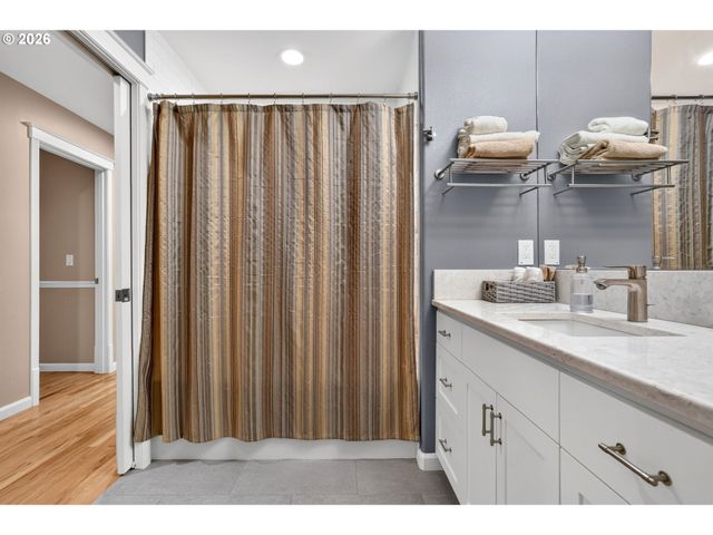 14567 Sw WOODHUE St, Tigard, OR 97224