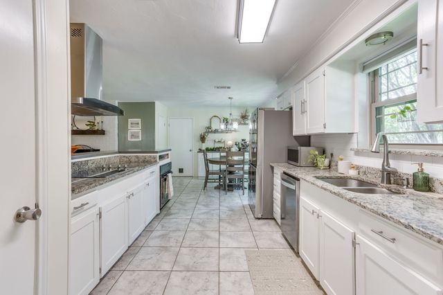 3825 Twilight Drive S, Benbrook, TX 76116