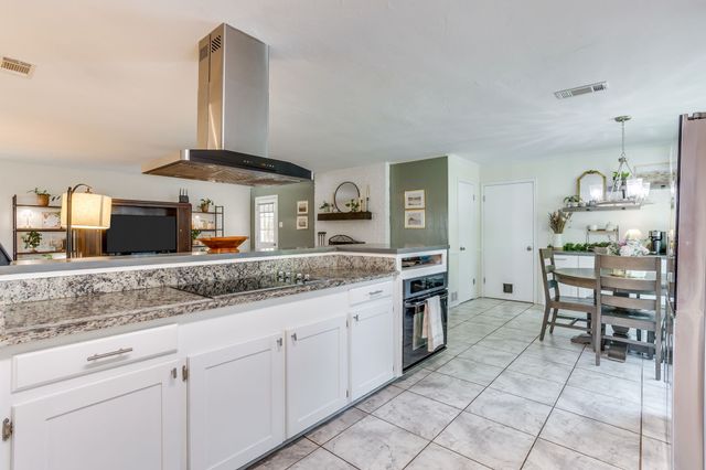 3825 Twilight Drive S, Benbrook, TX 76116