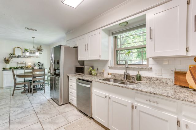 3825 Twilight Drive S, Benbrook, TX 76116