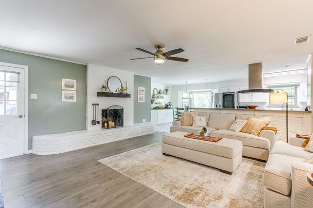 3825 Twilight Drive S, Benbrook, TX 76116