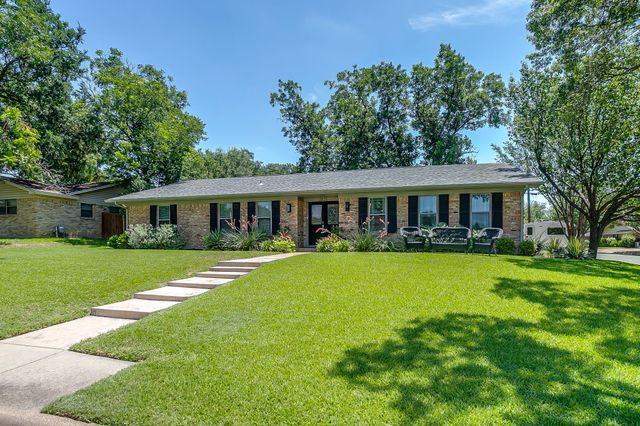 3825 Twilight Drive S, Benbrook, TX 76116