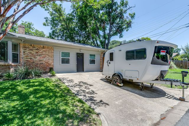 3825 Twilight Drive S, Benbrook, TX 76116