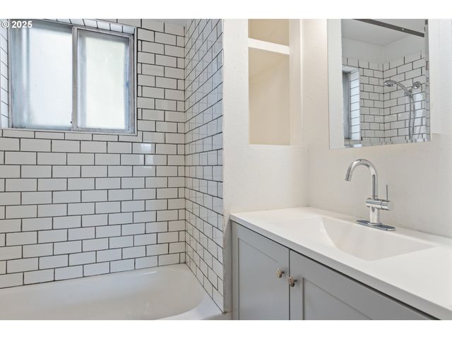 325 Nw 2ND Ave, Kelso, WA 98626