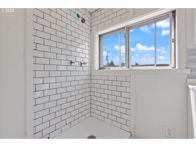 325 Nw 2ND Ave, Kelso, WA 98626