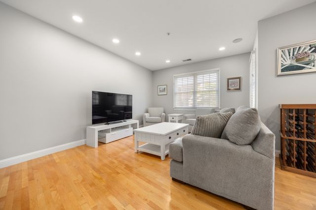 201 Victory Rd 201, Quincy, MA 02171