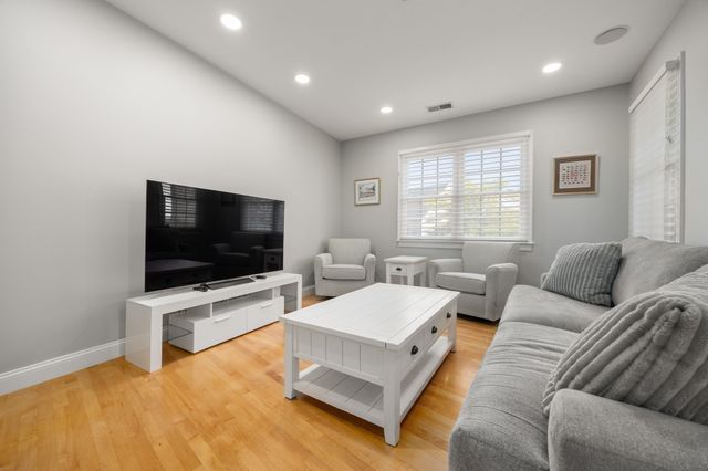 201 Victory Rd 201, Quincy, MA 02171