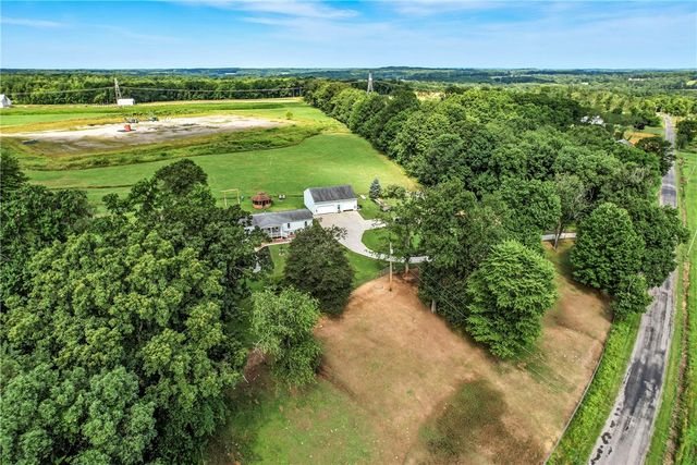 400 Oak Hill Rd, Shenango Twp, PA 16159