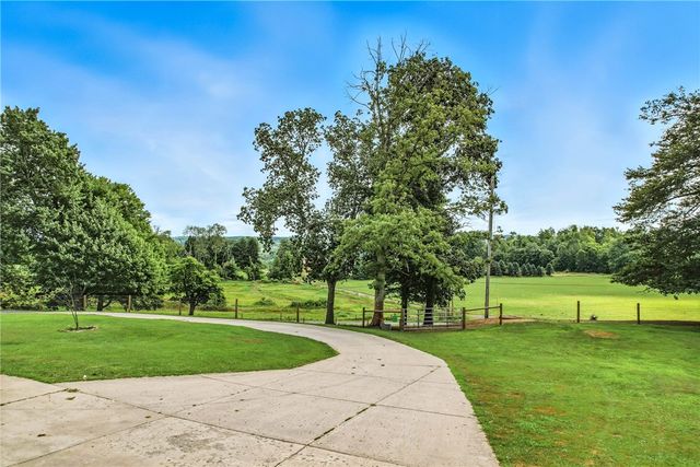 400 Oak Hill Rd, Shenango Twp, PA 16159