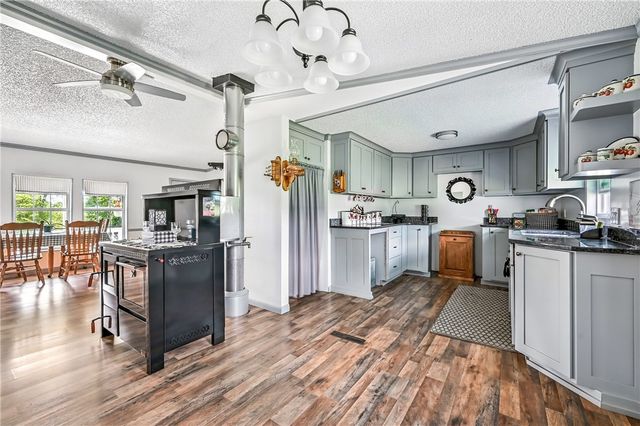 400 Oak Hill Rd, Shenango Twp, PA 16159