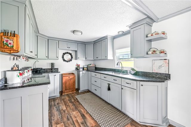 400 Oak Hill Rd, Shenango Twp, PA 16159