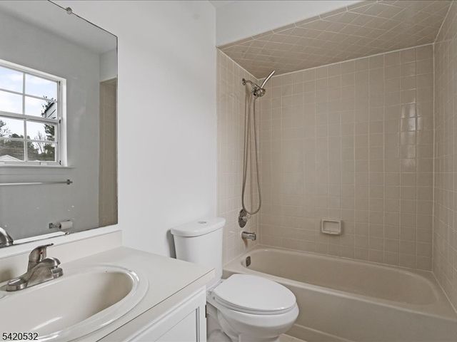 34 S Pointe Cir, Tinton Falls Boro, NJ 07753