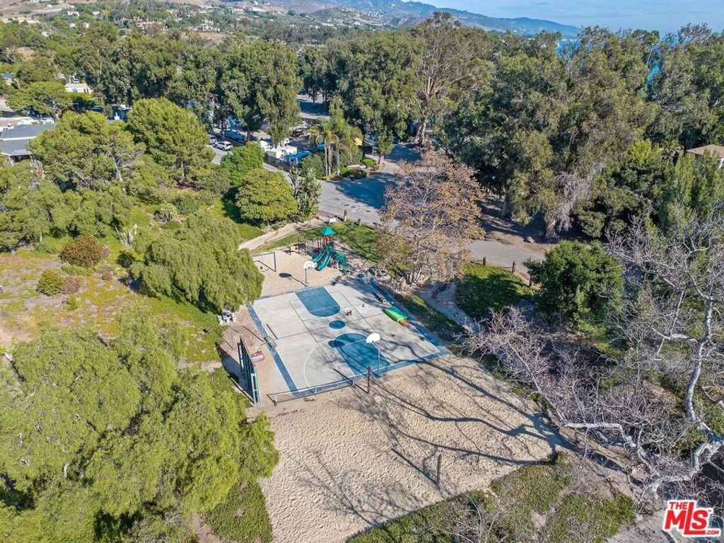 Image 17 of property listing at 2 Paradise Cove Road, Malibu, CA 90265