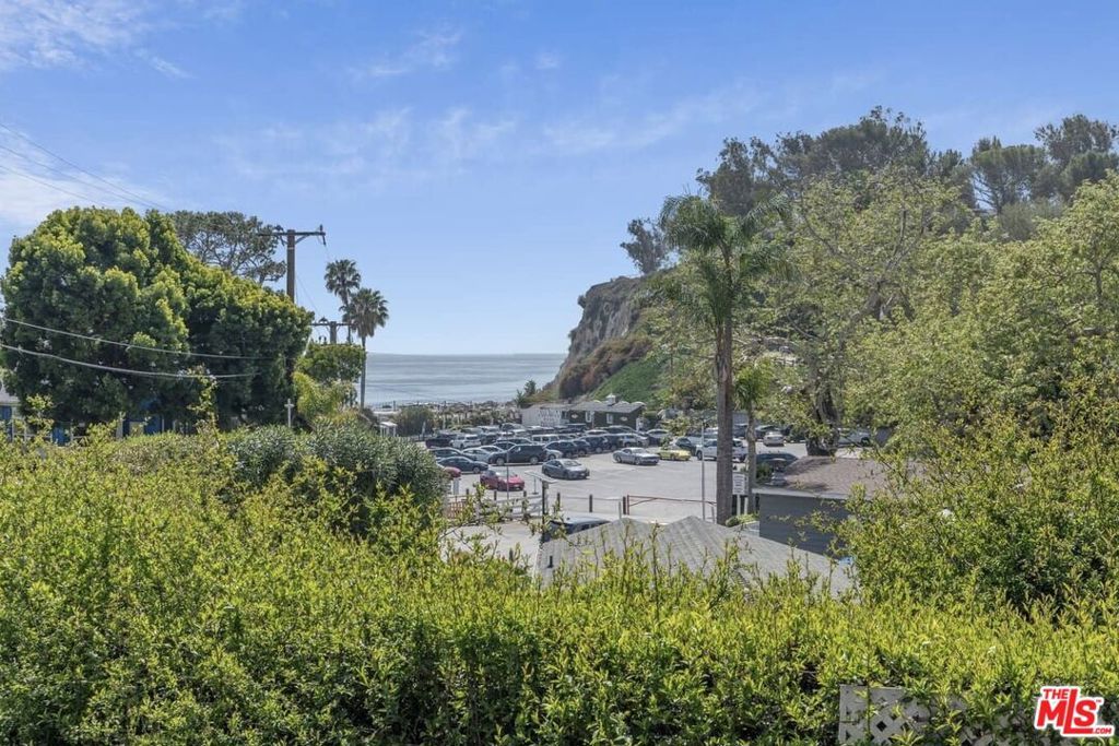 Image 5 of property listing at 2 Paradise Cove Road, Malibu, CA 90265