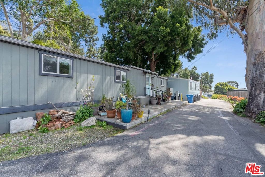 Image 6 of property listing at 2 Paradise Cove Road, Malibu, CA 90265