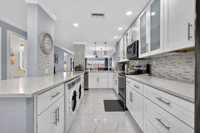 5675 Queen Palm Ct E, Delray Beach, FL 33484