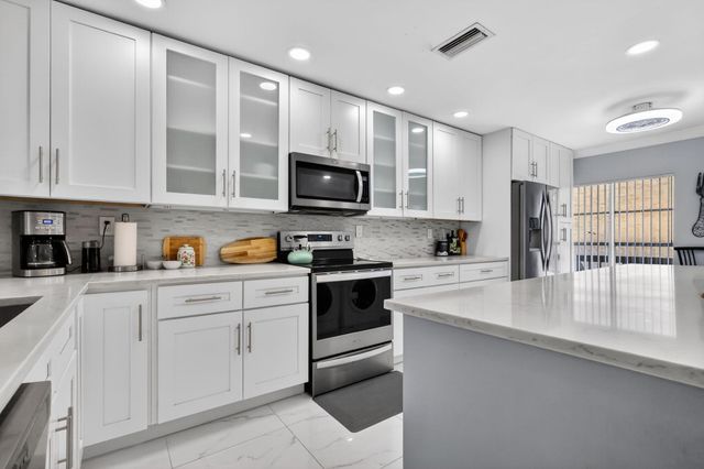 5675 Queen Palm Ct E, Delray Beach, FL 33484