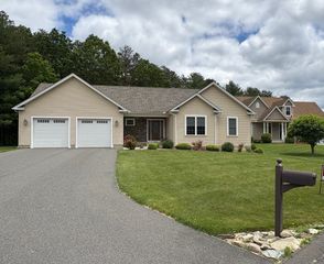 43 Caddyshack Dr, Chicopee, MA 01020