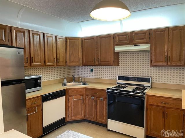 306 Hampshire Court, Piscataway, NJ 08854