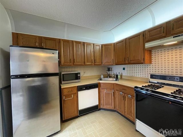 306 Hampshire Court, Piscataway, NJ 08854