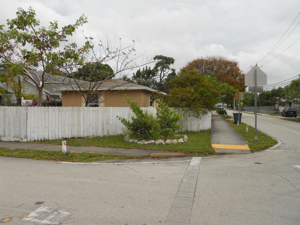 3290 NE 10th Avenue, Oakland Park, FL 33334