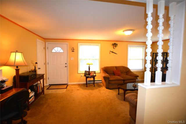 36 Village Circle E, Manorville, NY 11949