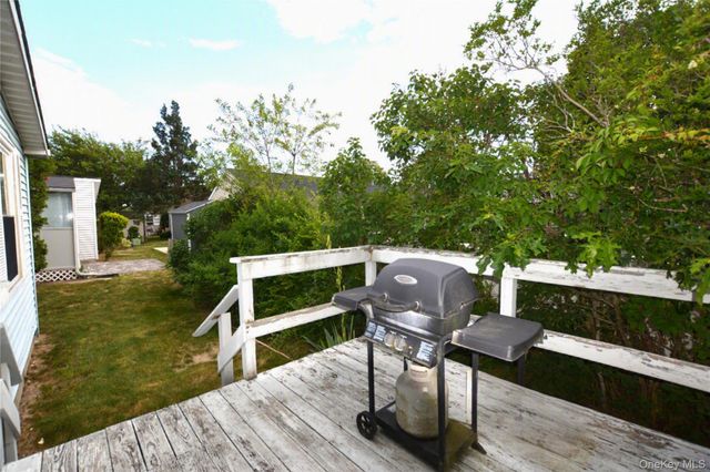 36 Village Circle E, Manorville, NY 11949