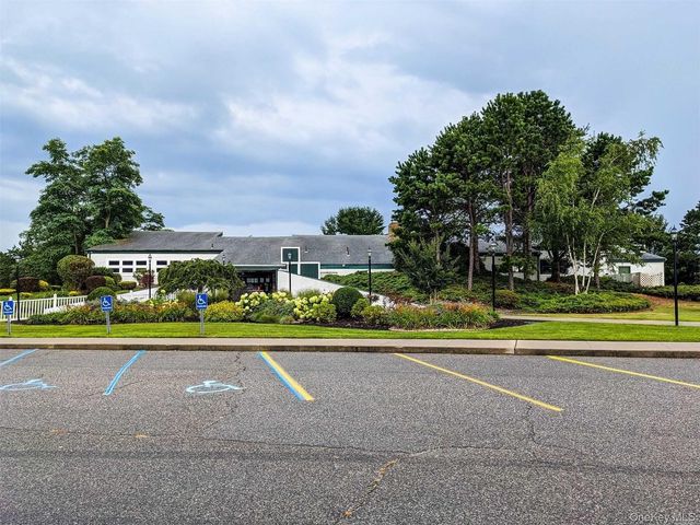 36 Village Circle E, Manorville, NY 11949