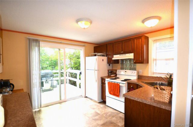 36 Village Circle E, Manorville, NY 11949