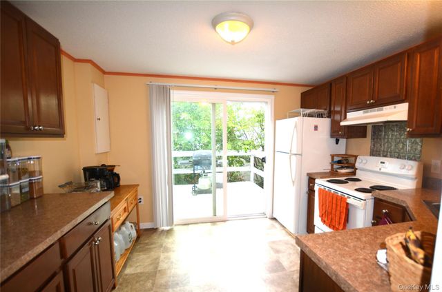 36 Village Circle E, Manorville, NY 11949