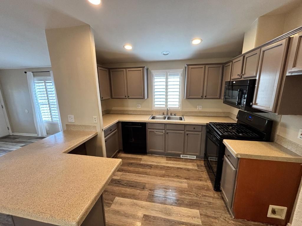 Image 5 of property listing at 290 Sunny Hills Drive, Rancho Cordova, CA 95670