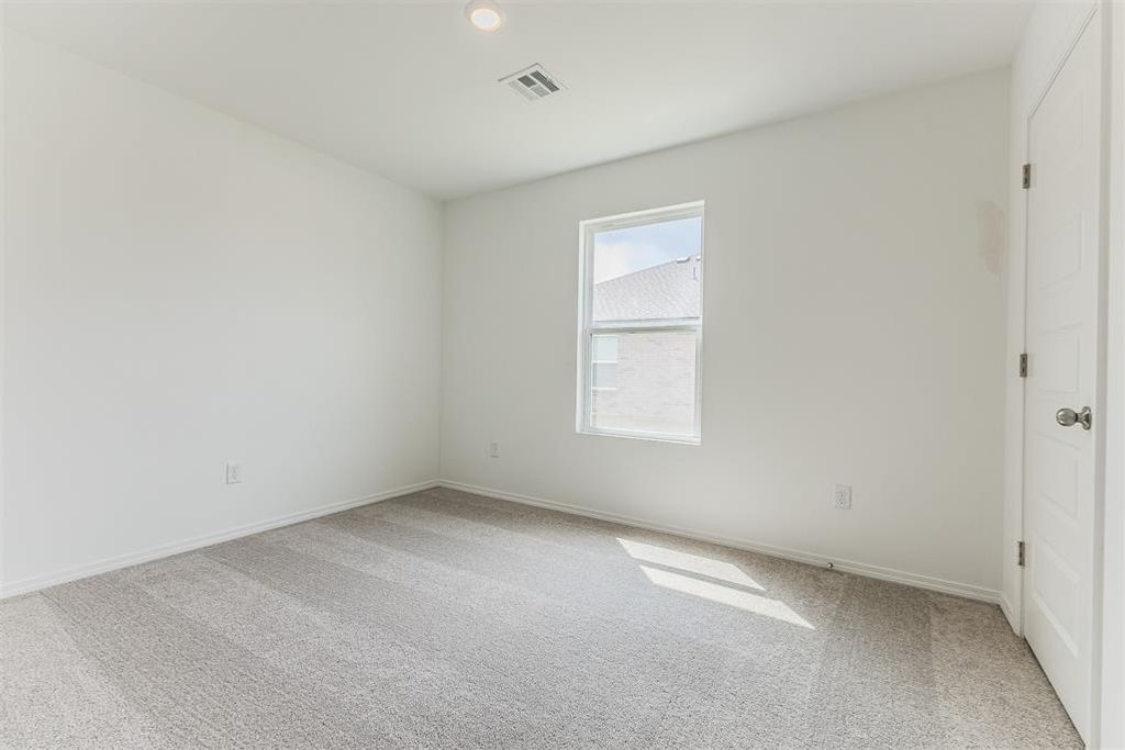 Image 11 of property listing at 16317 Harvester Drive, Piedmont, OK 73078