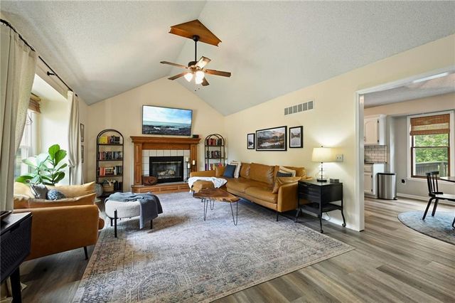 905 Oak Ridge, Kearney, MO 64060