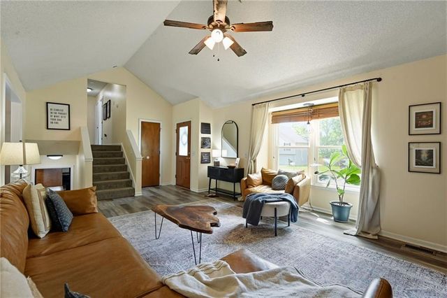 905 Oak Ridge, Kearney, MO 64060