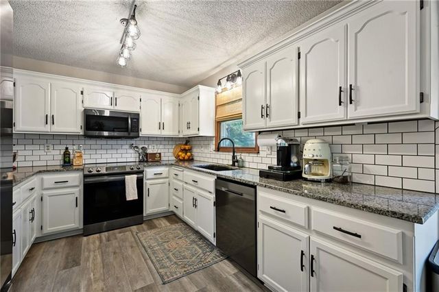 905 Oak Ridge, Kearney, MO 64060