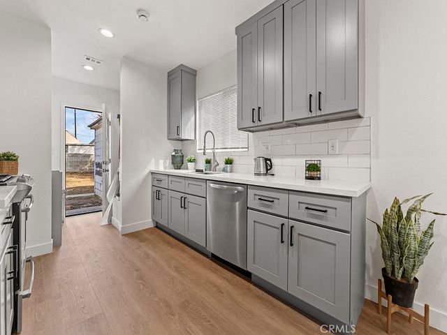 1411 W 7th Street, Santa Ana, CA 92703