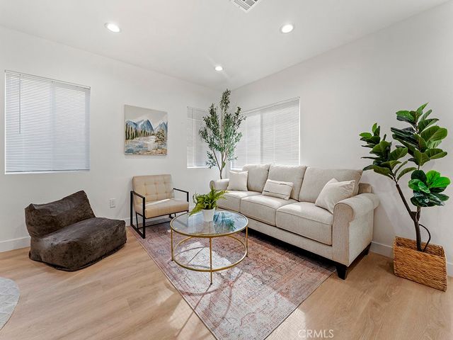 1411 W 7th Street, Santa Ana, CA 92703